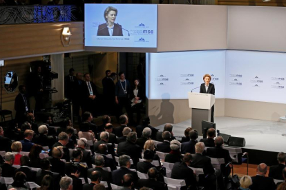 La ministra de Defensa alemana, Ursula von der Leyen, ofrece un discurso durante la 54ª Conferencia de Seguridad de Múnich (MSC), en Múnich (Alemania) hoy, 16 de febrero de 2018.-EFE