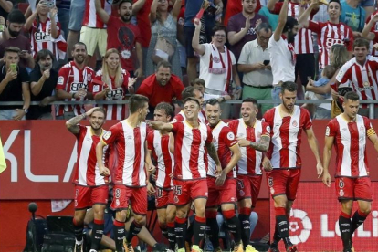Los jugadores del Girona celebran el primer gol del equipo en Primera División-EFE / ANDREU DALMAU