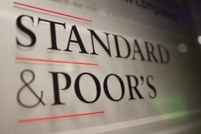 Placa de Standard & Poor’s en la sede de la agencia en París.-IAN LANGSDON (EFE)