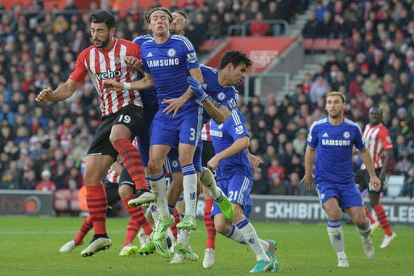 Graziano Pelle, Filipe Luis y Diego Costa pelean por el balón durante el partido entre el Chelsea y el Southampton.-Foto: AFP / GLYN KIRK