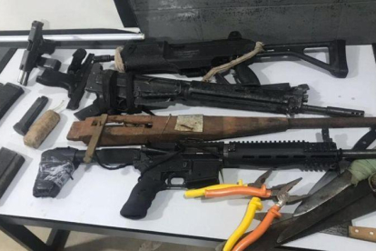 Imagen de las armas incautadas tras el intento de fuga este martes 10 de abril en el Centro de Recuperación Penitenciario de Pará, en Brasil.-EFE