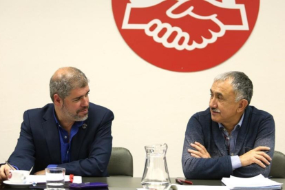 Unai Sordo (izquierda) y Pepe Álvarez (derecha), presiden la reunión de las ejecutivas de CCOO y UGT, celebrada hoy.-DAVID CASTRO