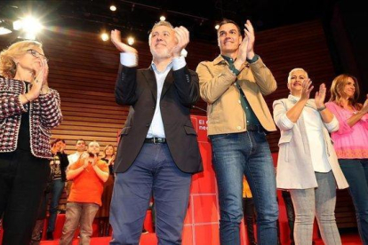 Pedro Sánchez y el líder de los socialistas canarios, Ángel Víctor Torres, durante la campaña.-EFE