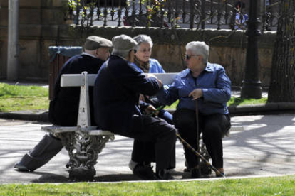 Un grupo de jubilados en Soria, en una imagen de archivo. / VALENTÍN GUISANDE-