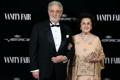 Plácido Domingo posa con su mujer Marta Ornelas a su llegada al acto, el lunes en Madrid, en el que ha recibido el galardón "Vanity Fair personaje del año".-EFE / JUANJO MARTÍN