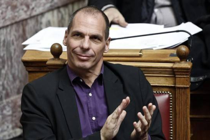 Varoufakis aplaude durante una sesión parlamentaria, en Atenas, este miércoles.-Foto: REUTERS / ALKIS KONSTANTINIDIS