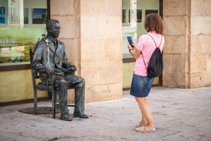 Una mujer hace una foto a la estatua vandalizada. GONZALO MONTESEGURO