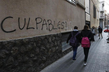 Pintada en la pared del colegio de los Maristas de Sants de Barcelona  en contra la pederastia-JULIO CARBÓ
