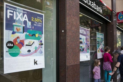 Publicidad de hipotecas  de entidades bancarias, en Barcelona.-EL PERIÓDICO