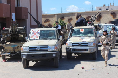 Grupo de militares se preparan para ir a la linea de combate en Tripoli, Libia.-EFE / EPA