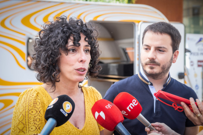 Natalia Ceña y Eder García atienden a los medios de comunicación.
