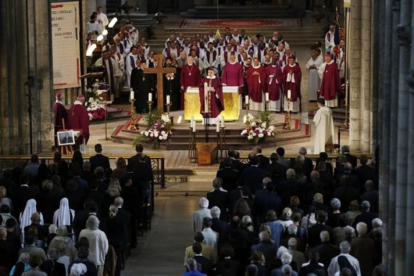 El arzobispo de Ruan  Dominique Lebrun  c  al fondo   pronuncia unas palabras durante el funeral del sacerdote Jacques Hamel en la catedral de Ruan  Francia-EFE / CHARLY TRIBALLEAU POOL