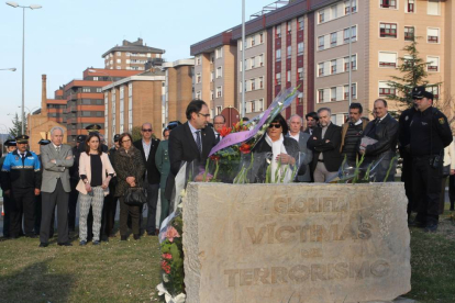 El alcalde de Palencia, Alfonso Polanco(I) junto a una miembro de la AVT,Olvido del Valle(D) en el homenaje y reconocimiento a las víctimas del terrorismo celebrado en la glorieta que lleva su nombre-Ical