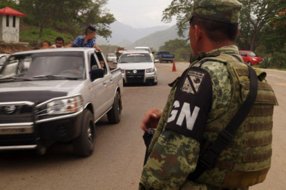 Efectivos de la Guardia Nacional en busca de migrantes en México.-EFE