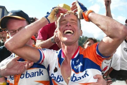 Boogerd, feliz tras la victoria de etapa en el Tour 2002.-REUTERS / ERIC GAILLARD