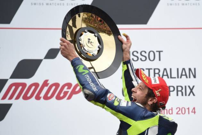 Valentino Rossi celebrando la victoria de Moto GP en el Gran Premio de Phillip Island.-PETER PARKS / AFP