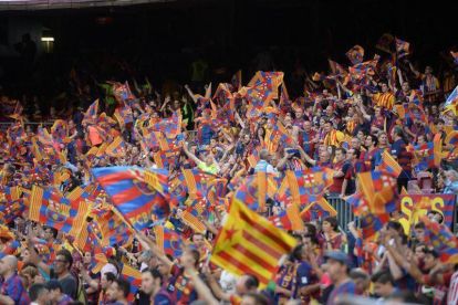 La afición del Barça, en la grada del Camp Nou.-JORDI COTRINA