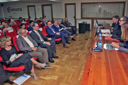 José Alarcón, ayer en la Cámara de Comercio, con medio centenar de empresarios de la provincia-Mario Tejedor