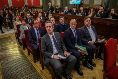 Los líderes independentistas acusados por el procés, en la sala del juicio del Supremo.-EL PERIÓDICO
