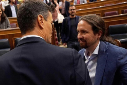 Pedro Sánchez y Pablo Iglesias en el Congreso tras la moción de censura.-/ JOSE LUIS ROCA