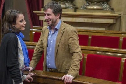 Imagen de archivo de Andrea levy y Antoni Comín conversando en el Parlament.-FERRAN SENDRA