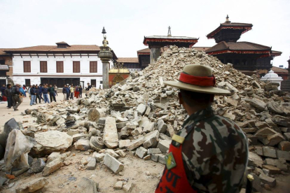 Un grupo de personas observa un templo nepalí destruido tras el terremoto-El Mundo