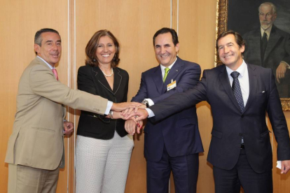 (I a D) El director general de CaixaBank, Juan Alcaraz; la secretaria general de Industria y la Pyme, Begoña Cristeto; el presidente de SGR-Cesgar, José Rolando Álvarez Valbuena y el director general de la Pyme del Ministerio de Industria, Víctor Audera, -Ical