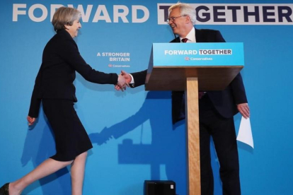May y el ministro para el 'brexit', David Davis, en la presentación del manifiesto 'tory'.-GETTY IMAGE