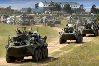 Carros de combate en las maniobras militares rusas.-AP