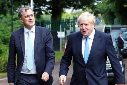 El secretario para Irlanda del Norte, Julian Smith, con el primer ministro británico, Boris Johnson, en Belfast.-AFP