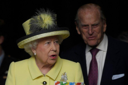 La reina Isabel segunda.-TOBY MELVILLE / REUTERS