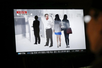 Un ciudadano surcoreano observa un informativo en la televisión que trata sobre la muerte de Kim Jong-nam.-EFE