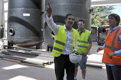 El responsable de Rebi, Alberto Gómez, muestra la planta de biomasa a Carlos Martínez. / VALENTÍN GUISANDE-
