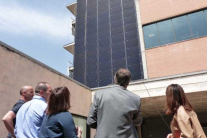 Placas solares en la fachada del Ayuntamiento de Gavà.-AYUNTAMIENTO DE GAVÀ