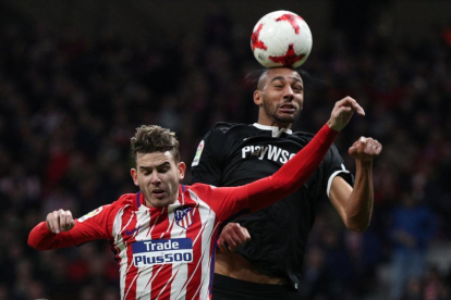 Lucas Hernandez pelea con NZonzi por un balón, durante la eliminatoria de copa que el Atlético ha perdido contra el Sevilla.-SERGIO PEREZ (REUTERS)