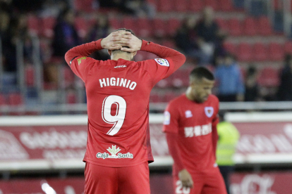 Higinio y Gus Ledes, abatidos tras recibir un gol durante un partido esta temporada. Luis Ángel Tejedor.