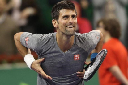 Djokovic entrega su corazón al público de Doha tras ganar el torneo.-AFP / KARIM JAAFAR