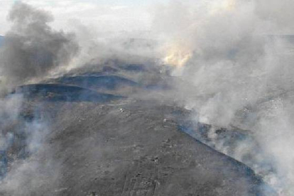 El humo cubre las laderas calcinadas en el fuego de El Encinedo, León. /  ICAL-