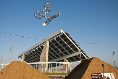 La pérgola fotovoltaica del Fòrum, testigo de excepción de la competición de BMX.-EXTREME BARCELONA