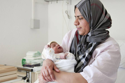 Samira, esta mañana, junto a su tercera hija: la recién nacida Marwa.-DIEGO MAYOR