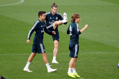 Reguilón, en un entrenamiento, junto a Bale y Modric.-EFE