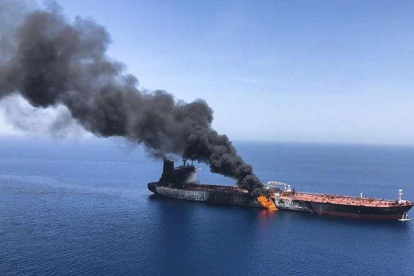 Uno de los petroleros atacados en el golfo de Omán.-AP / ISNA