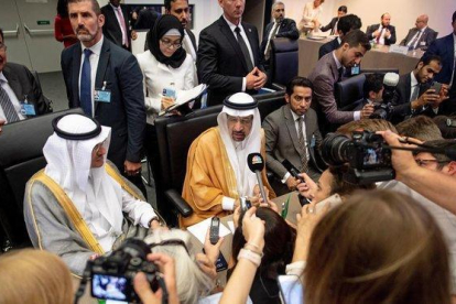 El ministro saudi de Energia  Khalid al-Falih (en el centro) atiende a los medios durante una reunión de la Organización de Paises Exportadores de Petroleo (OPEP).-EFE / CHRISTIAN BRUNA