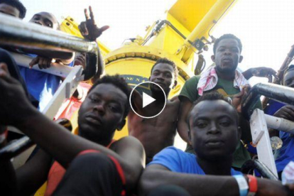 MSF advierte de que la situación del Aquarius es peor que cuando el barco fue acogido en Valencia. /-GUGLIELMO MANGIAPANE (REUTERS / VÍDEO: EUROPA PRESS)
