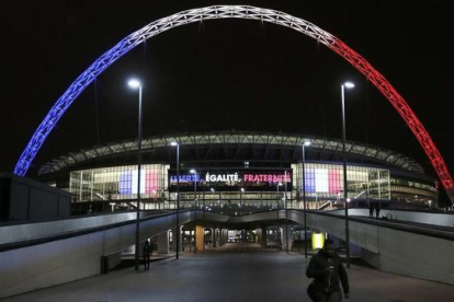 El arco de Wembley, iluminado con los colores de la bandera francesa.-