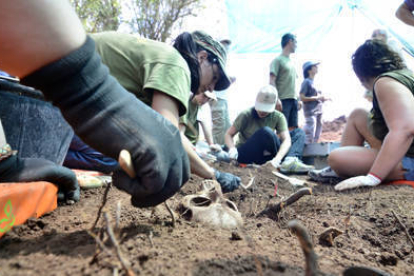 Los miembros de la Fundación Aranzadi y Recuerdo y Dignidad trabajan en la exhumación. / ÁLVARO MARTÍNEZ-