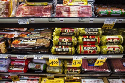 Salchichas y otros productos cárnicos en un supermercado.-EFE/JIM LO SCALZO