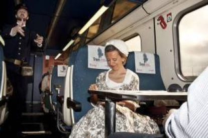 El tren turístico ‘Campos de Castilla’ inició ayer su segunda temporada con un viaje promocional en el que participaron una treintena de personas, la mayoría periodistas de periódicos nacionales, revistas especializadas y otras publicaciones como blogs.    Los asistentes partieron de la estación de Madrid Chamartín a las 08.14 horas y llegaron a la capital soriana a las 11.00 horas. Desde Sigüenza, un grupo de actores introdujeron a los viajeros en un espacio poético y cultural, que sirvió a las pasajeros para preparase para su visita a la provincia, siempre con la mirada puesta en la ciudad a la que cantó el poeta Antonio Machado.   A las 11.00 fueron recibidos en la estación de El