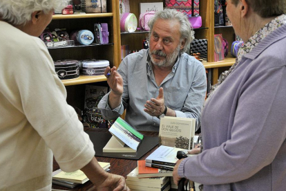 Julio Llamazares, ayer, en la librería Las Heras firmando ejemplares.-V. G.