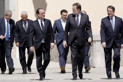 Mariano Rajoy y los otros seis dirigentes de los países del sur de la UE se dirigen a la foto de familia, en los jardines del Palacio del Pardo de Madrid.-JOSE LUIS ROCA
